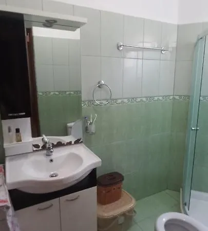 Torollari Apartament Поградец
